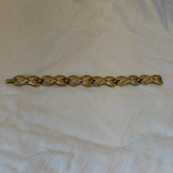 Vintage Trifari Gold Tone 7in Elegant Leaf Bracelet 1950s - Picture 2 of 5